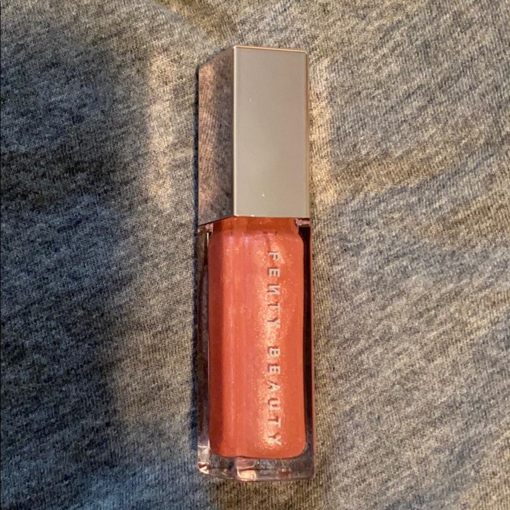 FENTY gloss bomb- Fu$$y